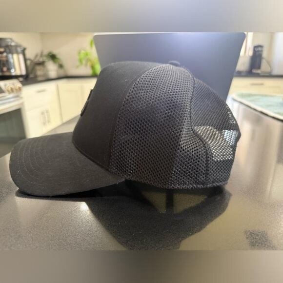 ALO Yoga District Trucker hat & Black & New main image 5